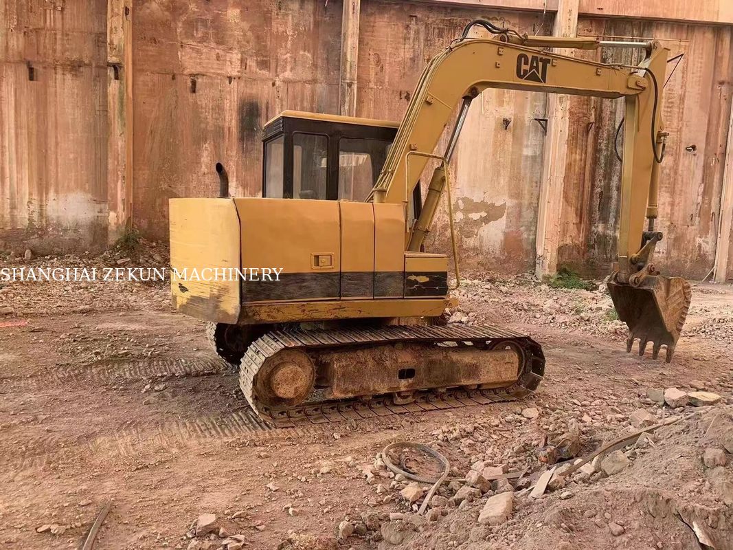 Máy đào CAT E70B cũ ở Nhật Bản với kích thước máy đào mini và động cơ Nhật Bản gốc