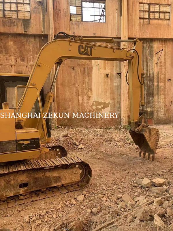 Máy đào CAT E70B cũ ở Nhật Bản với kích thước máy đào mini và động cơ Nhật Bản gốc
