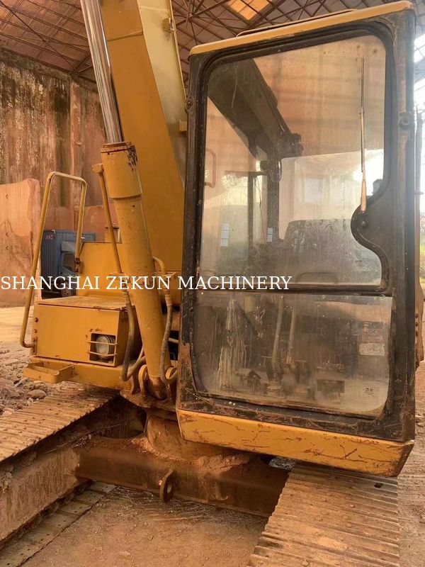 Máy đào CAT E70B cũ ở Nhật Bản với kích thước máy đào mini và động cơ Nhật Bản gốc