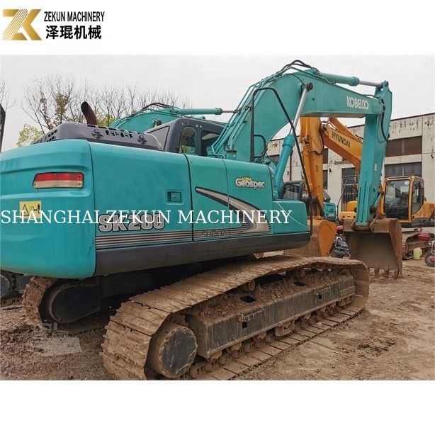 Thiết kế ban đầu sử dụng Kobelco SK 200 200-8 Máy đào màu xanh lá cây