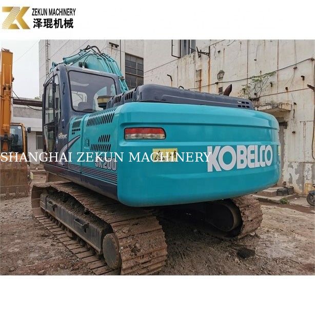 Thiết kế ban đầu sử dụng Kobelco SK 200 200-8 Máy đào màu xanh lá cây