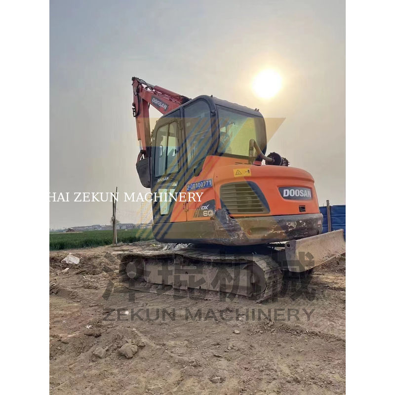 2015 sử dụng máy đào Doosan DH60-7 trong tình trạng tốt 5500 KG trọng lượng máy