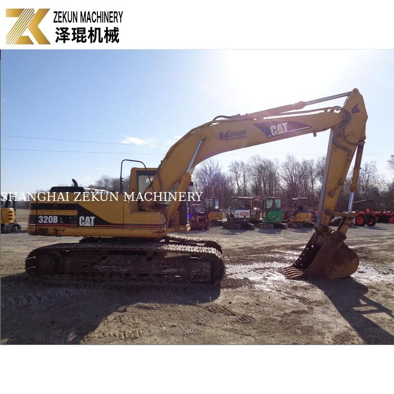 Việc đào đất được thực hiện với máy đào CAT 320 BL và động cơ Caterpillar 97kw