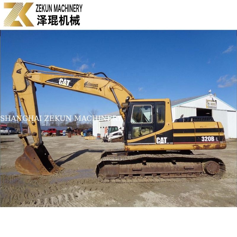Việc đào đất được thực hiện với máy đào CAT 320 BL và động cơ Caterpillar 97kw