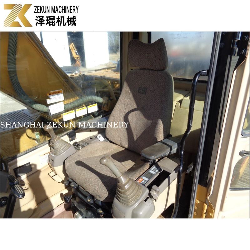 Việc đào đất được thực hiện với máy đào CAT 320 BL và động cơ Caterpillar 97kw