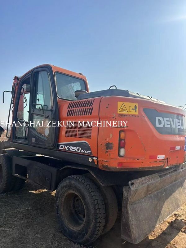 Doosan DX150W-9C Excavator 15 tấn loại bánh xe bán