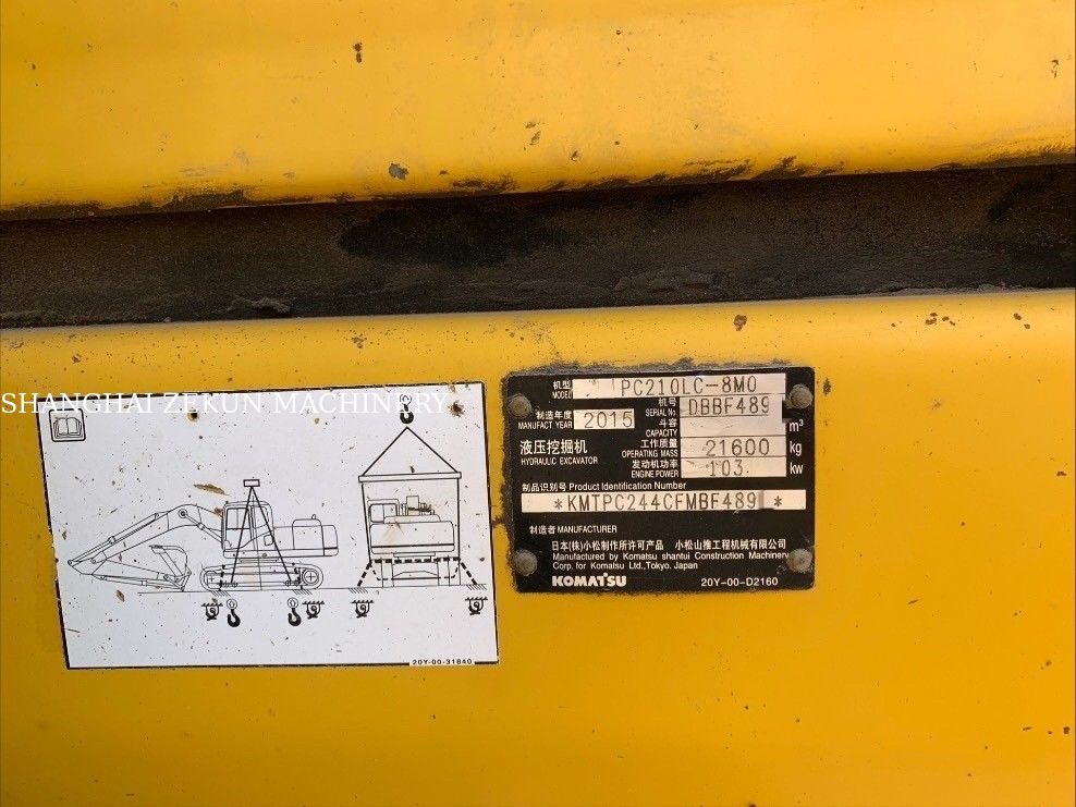 Máy xúc Komatsu PC210LC-8MO năm 2015 với trọng lượng vận hành 100 Kg và tầm với đào tối đa 9