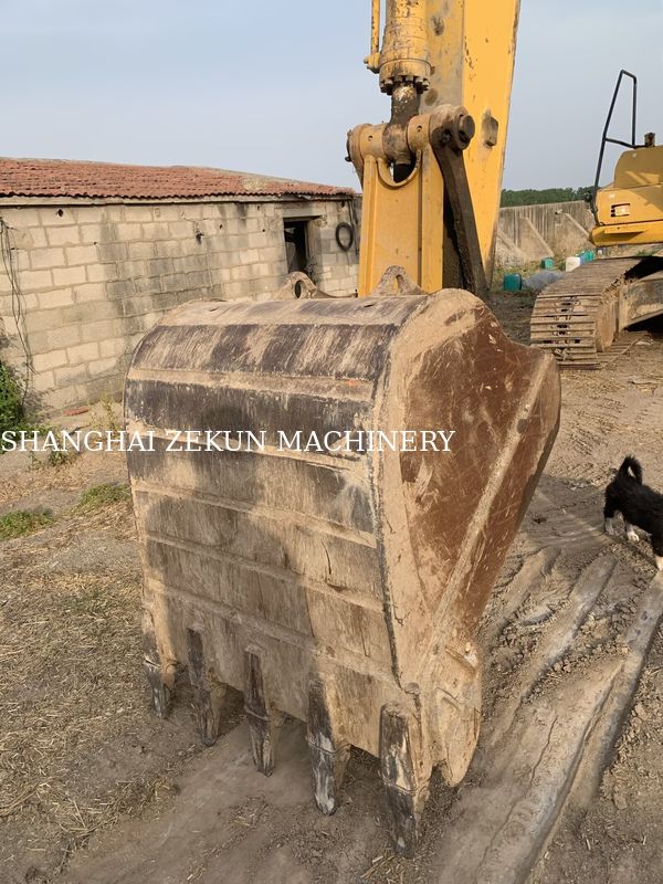 Máy xúc Komatsu PC210LC-8MO năm 2015 với trọng lượng vận hành 100 Kg và tầm với đào tối đa 9