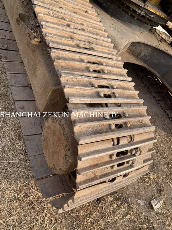 Máy xúc Komatsu PC210LC-8MO năm 2015 với trọng lượng vận hành 100 Kg và tầm với đào tối đa 9