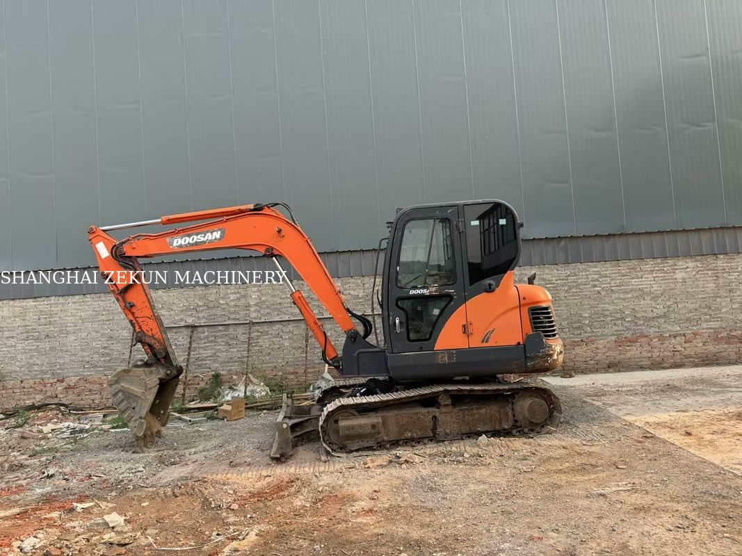 Máy xúc Doosan DX60 Tiêu chuẩn khí thải Tier 3 Tầm với tối đa ở mặt đất 100 mm và Hiệu suất