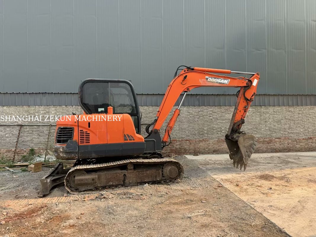 Máy xúc Doosan DX60 Tiêu chuẩn khí thải Tier 3 Tầm với tối đa ở mặt đất 100 mm và Hiệu suất