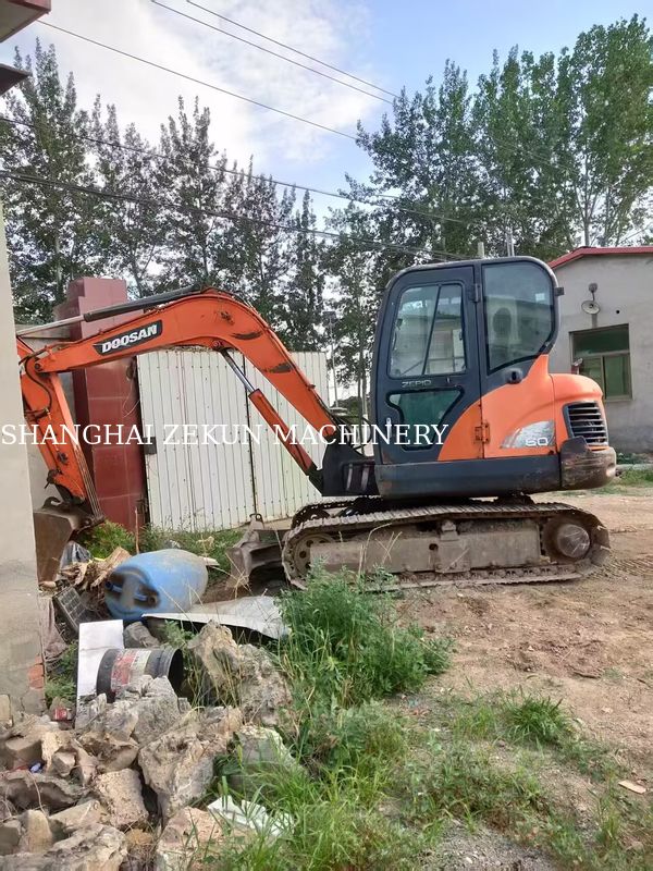 2013 Doosan DX60 Excavator với áp suất thủy lực 27,5 MPa Và chiều cao đào tối đa 800 mm