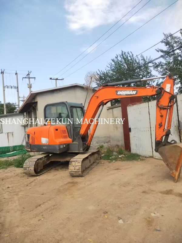 2013 Doosan DX60 Excavator với áp suất thủy lực 27,5 MPa Và chiều cao đào tối đa 800 mm